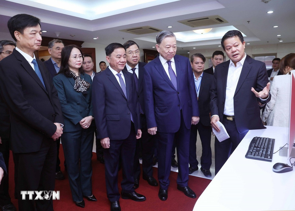 Tổng Bí thư Tô Lâm xem giới thiệu các ứng dụng chuyển đổi số trong các cơ quan Đảng. (Ảnh: Thống Nhất/TTXVN)