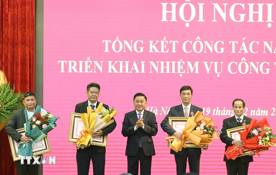 Ông Trần Cẩm Tú, Ủy viên Bộ Chính trị, Thường trực Ban Bí thư, Chủ nhiệm Ủy ban Kiểm tra Trung ương, trao tặng Huân chương Lao động hạng Nhì và Ba cho các đại biểu. (Ảnh: Thống Nhất/TTXVN)