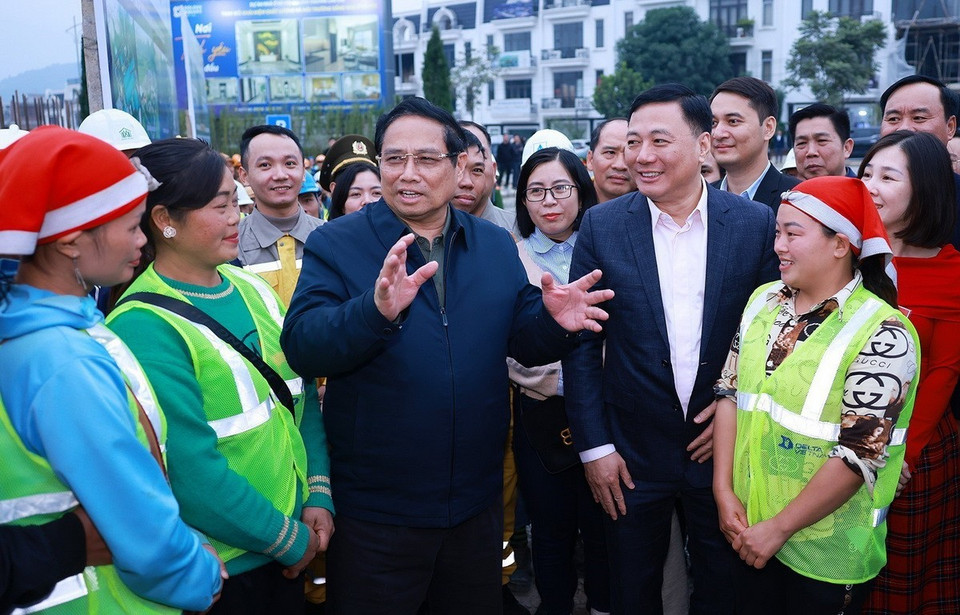 Thủ tướng Phạm Minh Chính động viên, tặng quà công nhân thi công dự án nhà ở xã hội tại Lào Cai. (Ảnh: Dương Giang/TTXVN)