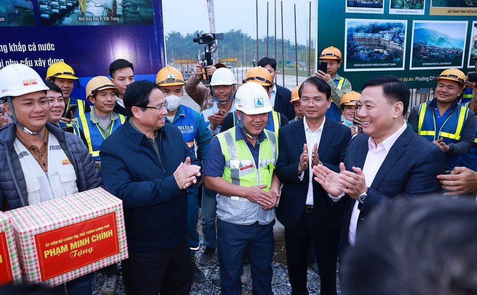 Thủ tướng Phạm Minh Chính động viên, tặng quà công nhân thi công dự án nhà ở xã hội tại Lào Cai. (Ảnh: Dương Giang/TTXVN)