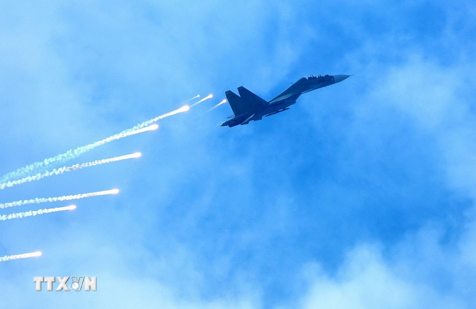 Tiêm kích Su30-MK2 của lực lượng Không quân Việt Nam bay trình diễn tại lễ khai mạc Triển lãm Quốc phòng Quốc tế Việt Nam 2024. (Ảnh: Dương Giang/TTXVN)