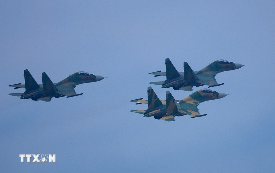 Biên đội tiêm kích Su30-MK2 của lực lượng Không quân Việt Nam bay trình diễn tại lễ khai mạc Triển lãm Quốc phòng Quốc tế Việt Nam 2024. (Ảnh: Dương Giang/TTXVN)