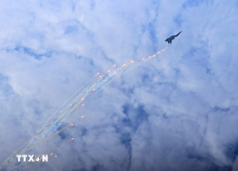 Phi đội Su30 MK2 biểu diễn bắn đạn nhiễu chào mừng khai mạc Triển lãm Quốc phòng Quốc tế Việt Nam 2024. (Ảnh: An Đăng/TTXVN)