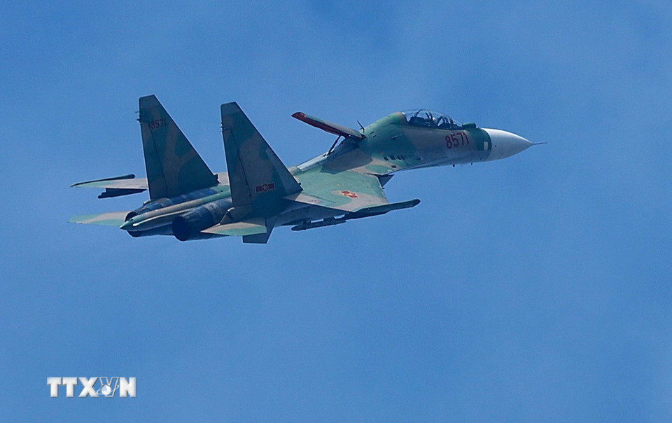 Biên đội tiêm kích Su30-MK2 của lực lượng Không quân Việt Nam bay trình diễn tại lễ khai mạc Triển lãm Quốc phòng Quốc tế Việt Nam 2024. (Ảnh: Dương Giang/TTXVN)