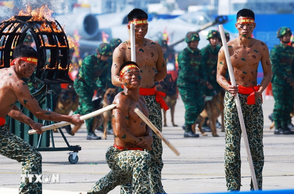 Lực lượng đặc công trình diễn võ thuật, khí công tại lễ khai mạc Triển lãm Quốc phòng Quốc tế Việt Nam 2024. (Ảnh: Dương Giang/TTXVN)