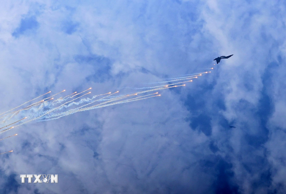 Phi đội Su30 MK2 biểu diễn bắn đạn nhiễu chào mừng khai mạc Triển lãm Quốc phòng Quốc tế Việt Nam 2024. (Ảnh: An Đăng/TTXVN)