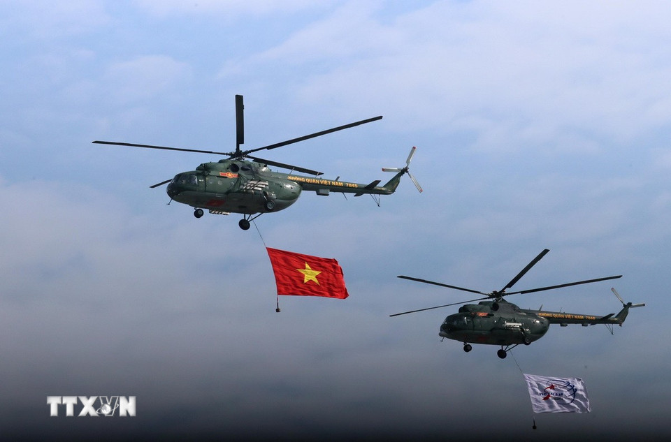 Phi đội trực thăng biểu diễn chào mừng. (Ảnh: An Đăng/TTXVN)