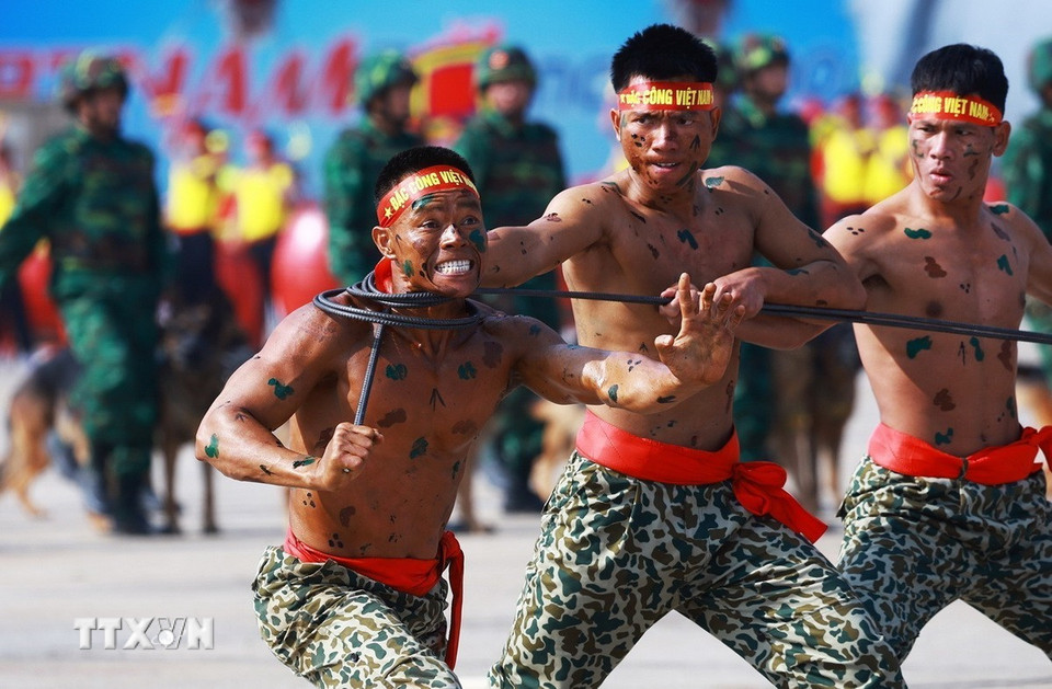 Lực lượng đặc công trình diễn võ thuật, khí công tại lễ khai mạc Triển lãm Quốc phòng Quốc tế Việt Nam 2024. (Ảnh: Dương Giang/TTXVN)