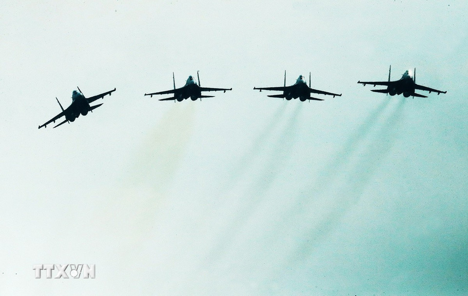 Tiêm kích Su30-MK2 của lực lượng Không quân Việt Nam bay trình diễn tại lễ khai mạc Triển lãm Quốc phòng Quốc tế Việt Nam 2024. (Ảnh: Lâm Khánh/TTXVN)