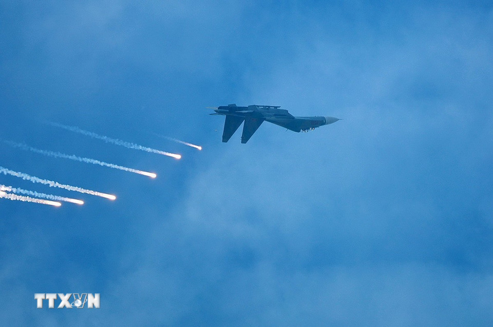 Tiêm kích Su30-MK2 của lực lượng Không quân Việt Nam bay trình diễn tại lễ khai mạc Triển lãm Quốc phòng Quốc tế Việt Nam 2024. (Ảnh: Dương Giang/TTXVN)
