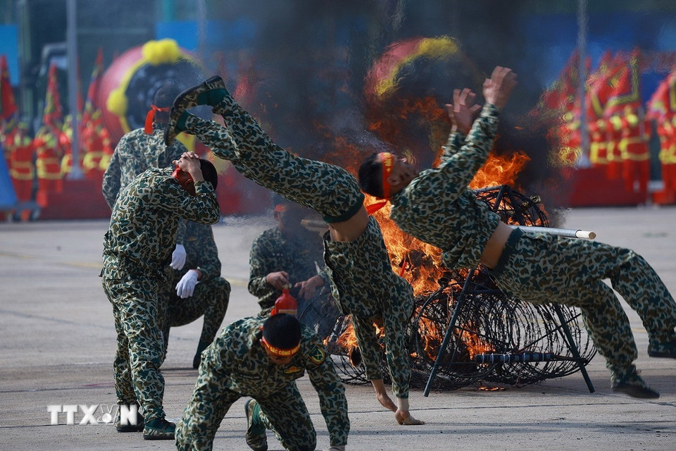 Lực lượng đặc công trình diễn võ thuật, khí công tại lễ khai mạc Triển lãm Quốc phòng Quốc tế Việt Nam 2024. (Ảnh: Dương Giang/TTXVN)