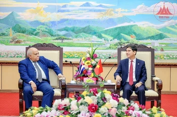 Bí thư Tỉnh ủy Vĩnh Phúc Dương Văn An tiếp Đại sứ Đặc mệnh toàn quyền nước Cộng hòa Cuba tại Việt Nam Orlando Nicolas Hernandez Guillen. (Ảnh: TTXVN phát)