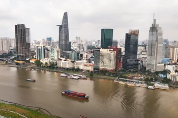 Khu vực trung tâm Thành phố Hồ Chí Minh bên sông Sài Gòn nhìn từ khu đô thị Thủ Thiêm. (Ảnh: Hồng Đạt/TTXVN)