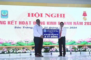 Lãnh đạo Công ty Xổ số Sóc Trăng trao 5 tỷ đồng cho Quỹ Khuyến học tỉnh. (Ảnh: Trung Hiếu/TTXVN)