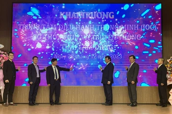 Lãnh đạo UBND tỉnh Lâm Đồng và Sở Thông tin Truyền thông thực hiện nghi thức khai trương Trung tâm điều hành thông minh của Sở. (Ảnh: Chu Quốc Hùng/TTXVN)