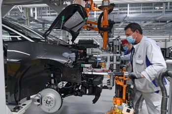 Công nhân làm việc tại một nhà máy của hãng ôtô Volkswagen. (Ảnh: AFP/TTXVN)