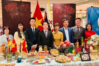 Gian hàng của Đại sứ quán Việt Nam tại Brunei Darussalam với những món ẩm thực Việt Nam đặc sắc. (Ảnh: TTXVN phát)