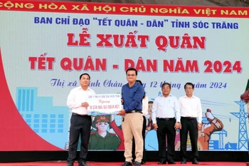 Nhà tài trợ tặng nhà Đai đoàn kết tại Lễ xuất quân Tết quân-dân. (Ảnh: Trung Hiếu/TTXVN)