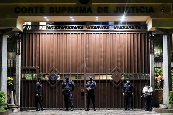 Cảnh sát El Salvador gác ở San Salvador, El Salvador. (Ảnh: AFP/TTXVN)