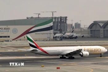 Máy bay của hãng hàng không Emirates tại sân bay quốc tế Dubai, UAE. (Ảnh: AFP/TTXVN)