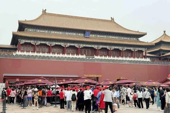 Du khách xếp hàng chờ đợi vào tham quan Tử Cấm Thành. (Ảnh: Công Tuyên/TTXVN)