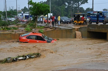 Cảnh tàn phá sau những trận mưa lớn tại Bingerville gần Abidjan, Côte d'Ivoire. (Ảnh: AFP/TTXVN)