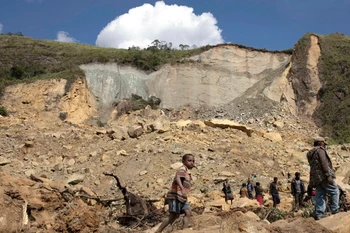 Người dân tìm kiếm nạn nhân tại hiện trường vụ lở đất ở tỉnh Enga, Papua New Guinea ngày 28/5. (Ảnh: AFP/TTXVN)