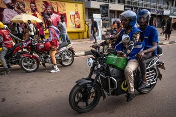 Hãng khởi nghiệp Spiro sẽ triển khai 1,2 triệu chiếc xe máy điện ở Kenya. (Nguồn: CNN/Ảnh chụp màn hình)