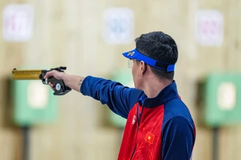 Xạ thủ Phạm Quang Huy giành huy chương Vàng ở nội dung 10m Súng ngắn Hơi Nam tại ASIAD 19, tháng 9/2023. (Ảnh: THX/TTXVN)