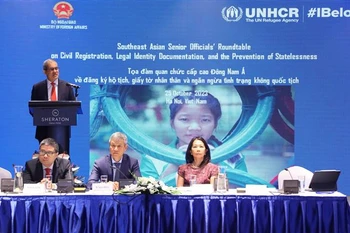 Các đại biểu chủ trì buổi tọa đàm. (Ảnh: Văn Điệp/TTXVN)