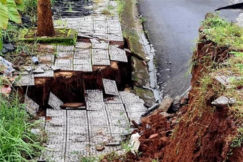 Sạt trượt trên đường Hồ Chí Minh, đoạn qua phường Nghĩa Thành, thành phố Gia Nghĩa (Đắk Nông). (Ảnh minh họa: Hưng Thịnh/TTXVN)