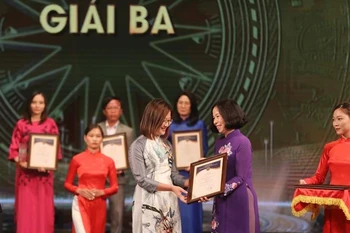 Tổng Giám đốc Thông tấn xã Việt Nam Vũ Việt Trang trao giải Ba cho các tác giả, nhóm tác giả đoạt giải tại Lễ trao Giải thưởng Toàn quốc về Thông tin Đối ngoại lần thứ VII, tối 5/11/2022. (Ảnh: Minh Quyết/TTXVN)