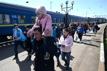 Người dân sơ tán khỏi khu vực Zaporizhzhia tới ga tàu hỏa ở Lviv (Ukraine), ngày 20/4/2023. (Ảnh: AFP/TTXVN)
