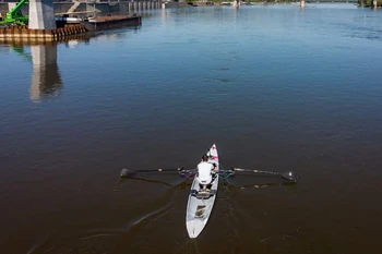 Tay chèo người Pháp Christophe Gruault trên sông Vistula khi bắt đầu chuyến thám hiểm một mình, ngày 1/5/2023. (Nguồn: BFMTV.)
