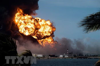 Khói lửa bốc lên từ các đám cháy tại kho chứa dầu gần thành phố Matanzas (Cuba), ngày 9/8/2022. (Ảnh: AFP/TTXVN)