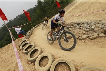 Các vận động viên thi đấu ở nội dung nam. (Ảnh: Trọng Đạt/TTXVN)