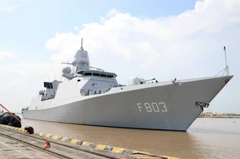 Tàu hộ tống HNLMS TROMP Hải quân Hoàng gia Hà Lan cập cảng Chùa Vẽ, Hải Phòng. (Ảnh: Hoàng Ngọc/TTXVN)