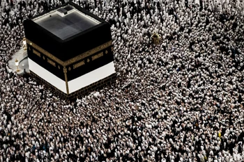 Các tín đồ Hồi giáo cầu nguyện tại Đền thờ Lớn ở thánh địa Mecca, Saudi Arabia, trước lễ hành hương Hajj, ngày 13/6/2024. (Ảnh: AFP/TTXVN)