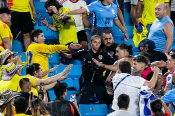 Cận cảnh Darwin Nunez đánh nhau với cổ động viên trên khán đài