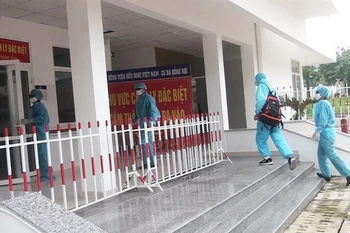 Thuyền viên Qiu Shi Zhong được chuyển về Bệnh viện Việt Nam-Cuba Đồng Hới điều trị và cách ly phòng, chống dịch COVID-19. (Nguồn: bienphong.com)