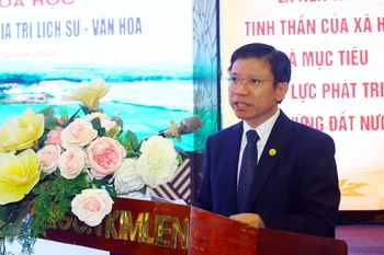 Phó Giáo sư-Tiến sỹ Anh Tuấn, Phó Hiệu trưởng Trường Đại học Khoa học xã hội và Nhân Văn phát biểu tại Hội thảo. (Ảnh: Tá Chuyên/TTXVN)