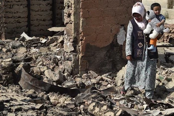 Căn nhà bị phá hủy trong xung đột giữa Tajikistan và Kyrgyzstan ở Maksat, khu vực biên giới cách thủ đô Bishkek (Kyrgyzstan) khoảng 1200km. (Ảnh: AFP/TTXVN)