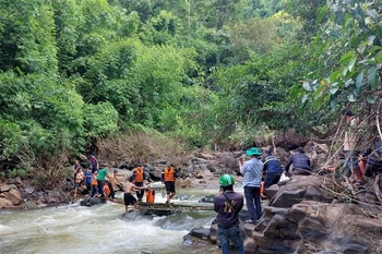 Lực lượng cứu hộ tìm thấy thi thể nạn nhân. (Ảnh: TTXVN phát)