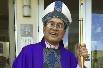 Tổng giám mục Anthony Apuron đứng trước Nhà thờ Basilica Dulce Nombre de Maria ở Hagatna, Guam năm 2014. (Nguồn: AP)