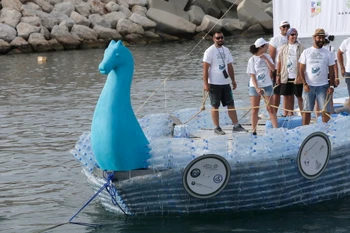 Người dân Liban đã dùng tới 21.000 chai nhựa để chế tạo con thuyền độc đáo này với khẩu hiệu "Gìn giữ di sản, bảo vệ môi trường của chúng ta". (Nguồn: THX/TTXVN)