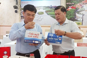 Các thành viên Hội đồng đánh giá, phân hạng sản phẩm OCOP đánh giá phân hạng sản phẩm Muối tinh, Muối hạt của Công ty cổ phần Muối Bạc Liêu. (Ảnh: Tuấn Kiệt/TTXVN)