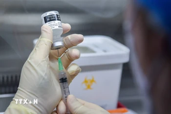 Vaccine COVID-19 giúp giảm nguy cơ sinh non và bệnh nặng ở phụ nữ mang thai. (Nguồn: TTXVN)