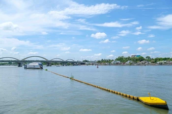 Sàlan thu gom rác trên sông của Tổ chức The Ocean Cleanup của Hà Lan, hoạt động trên sông Cần Thơ. (Ảnh: Thanh Liêm/TTXVN)