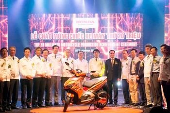 Đại diện Honda Việt Nam và lãnh đạo địa phương bên chiếc xe máy thứ 20 triệu. (Nguồn: HVN)