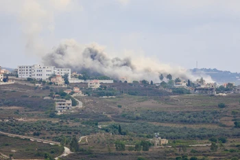 Khói bốc lên sau một vụ không kích ở Palestine. (Nguồn: AFP/TTXVN)